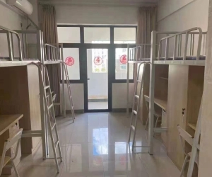 340元一天，宿舍四人间