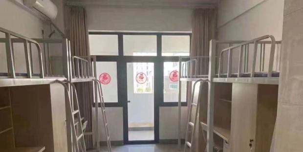 340元一天，宿舍四人间